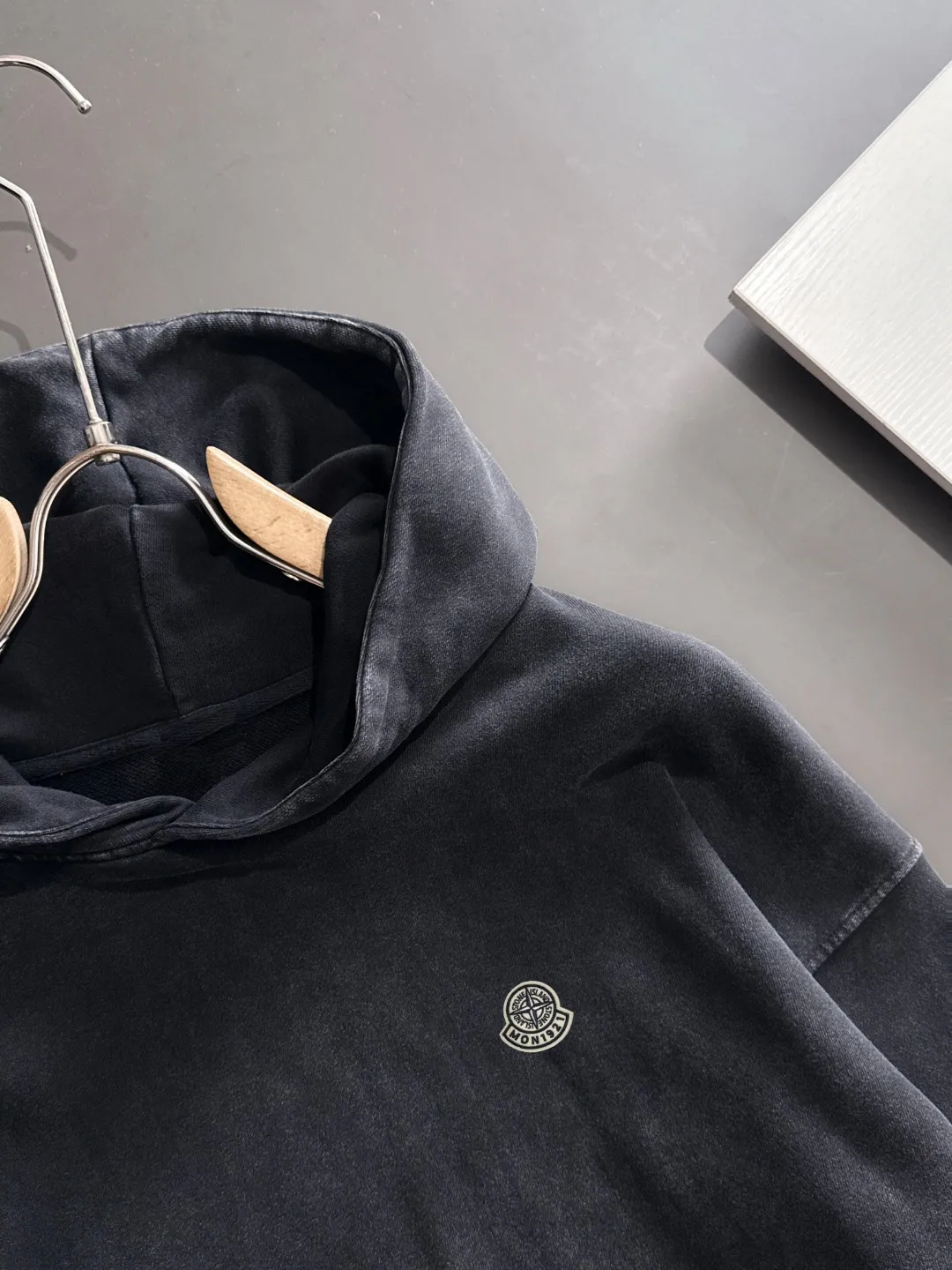 Next day shipping P720 Stone lsland/stone island high quality 2025 autumn and winter new casual heavy industry suit exclusively developed by yb! High quality production! The top version of the trading company channel order, external orders for imported custom fabrics, high breathability and comfort, impeccable details, absolutely worth buying! This type of suit is also a must-have for lazy people. You don’t have to think about how to match it, you can just get it in one set! Brand element design concept, delicate and soft feel! It presents a casual cut and the upper body shape is great! On sale simultaneously on the official website! From a high-end men's positioning brand, the low-key luxury taste is irresistible! Exquisite workmanship and impeccable quality! The overall style is simple, fashionable and timeless, fully meeting the requirements of stylish and tasteful dressing! Sizes: S to XXL (or state your height and weight when placing an order)